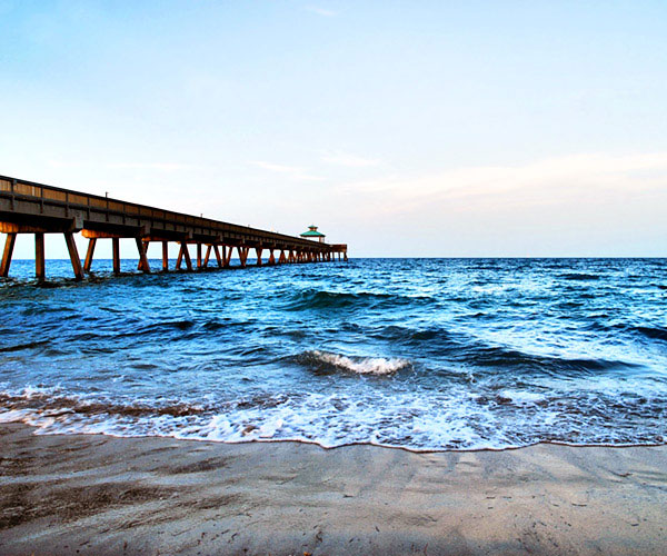 deerfield beach florida Deerfield Beach, Florida is a new community with around 65,000 residents. Apartments, condos and houses are all available in Deerfield Beach, at decent prices. This city has plenty of shops, restaurants and hotels where many residents and visitors find play and work.
